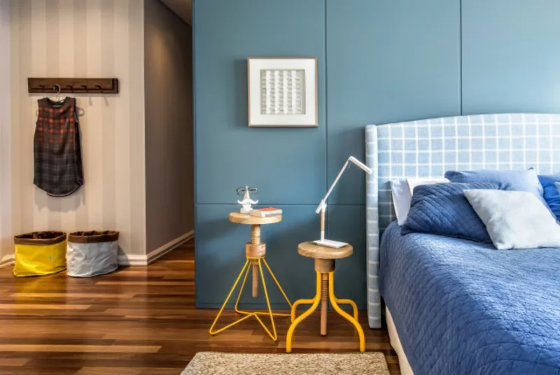 Banquinhos industriais da Ontwerp com função de criado-mudo: ambiente criado pela designer de interiores Renata McCartney. Ao fundo, sacos de tecido da designer para guardar diversos objetos. Foto: Letícia Akemi/Gazeta do Povo