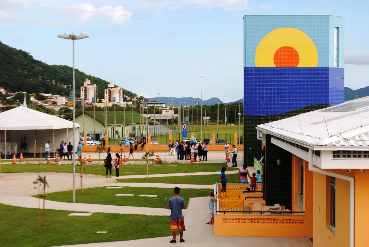 Creche Hassis, em Florianópolis, segue preceitos da arquitetura sustentável e tem certificação LEED Platinum. Foto: Divulgação