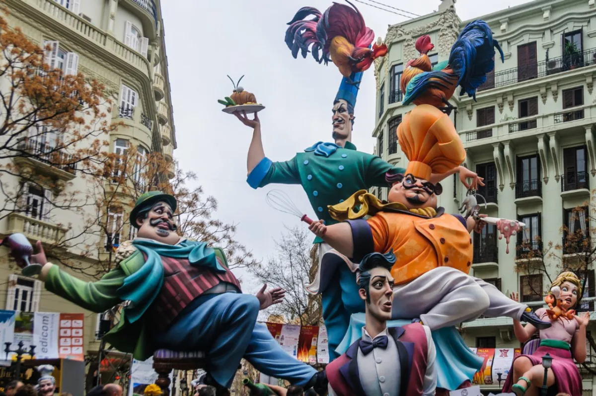 Esculturas coloridas feitas de papel machê para o Festival Las Fallas, em Valência, na Espanha, eleita Capital Mundial do Design de 2022. Foto: Bigstock