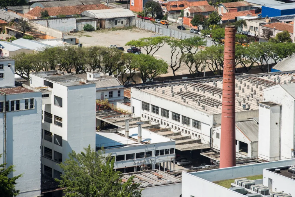Registro aéreo de parte do complexo fabril da antigas cervejarias Glória, Atlântica e da Ambev. Foto: Letícia Akemi/Gazeta do Povo