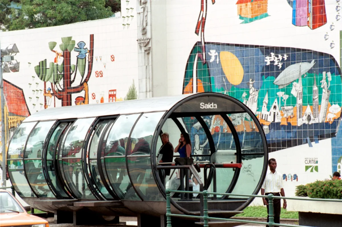Design das estações-tubo foi concebido pensando também em criar uma personalidade para a paisagem urbana da capital paranaense. Foto dos anos 2000. Foto: Divulgação