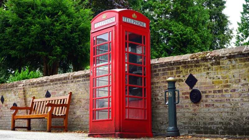Cabine telefônica britânica original de 1930 vai integrar praça do Batel para homenagear herança inglesa em Curitiba. Foto: Pexels/Divulgação