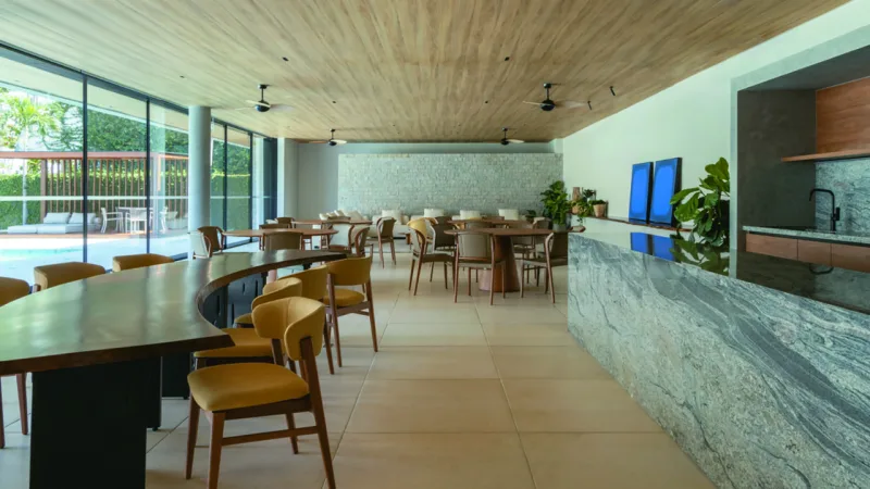 Além de materiais e cores, mobiliário para uso interno e externo contribui para criar unidade.