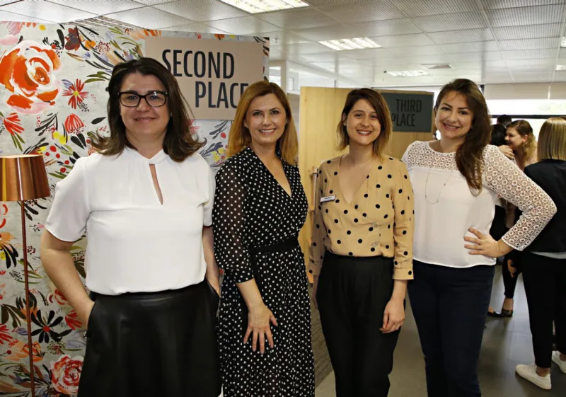 Maristela Bubniak e Keilla Resende, da Móveis Campo Largo, Adelita Lenartowaski, designer da Schattdecor, e Pâmela Testa, gerente comercial da Gazeta do Povo.