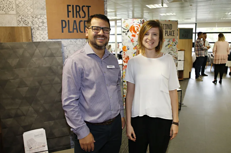 A arquiteta Barbara Becker e Onei Marques, gerente comercial da Schattdecor.