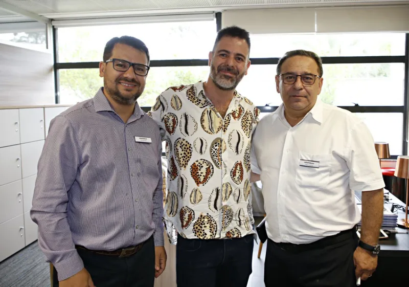 Onei Marques, gerente comercial da Schattdecor, o arquiteto Bittor Sanchez e Flávia Lufchitz, diretor geral da Schattdecor.