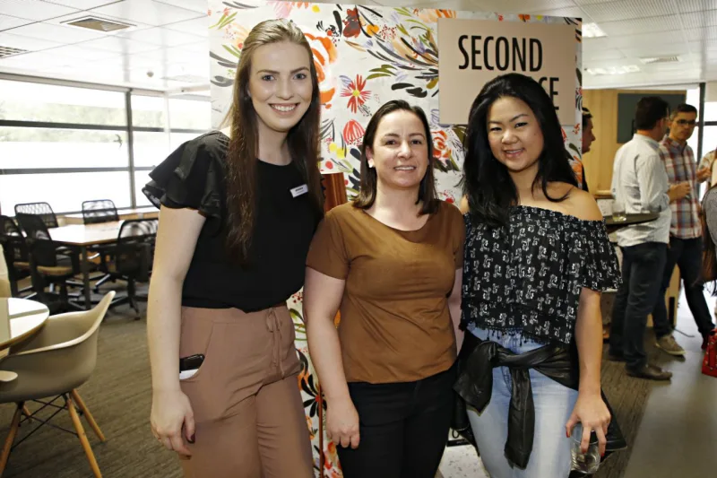 Isabel Noernberg, da Schattdecor, a designer Patricia Caserogh e a engenheira Laís Oyama.