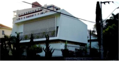 Fachada da Residência Família Justos, no Centro de Ponta Grossa, construída em 1950 por Miguel Juliano. Foto: Reprodução / Avaaz 