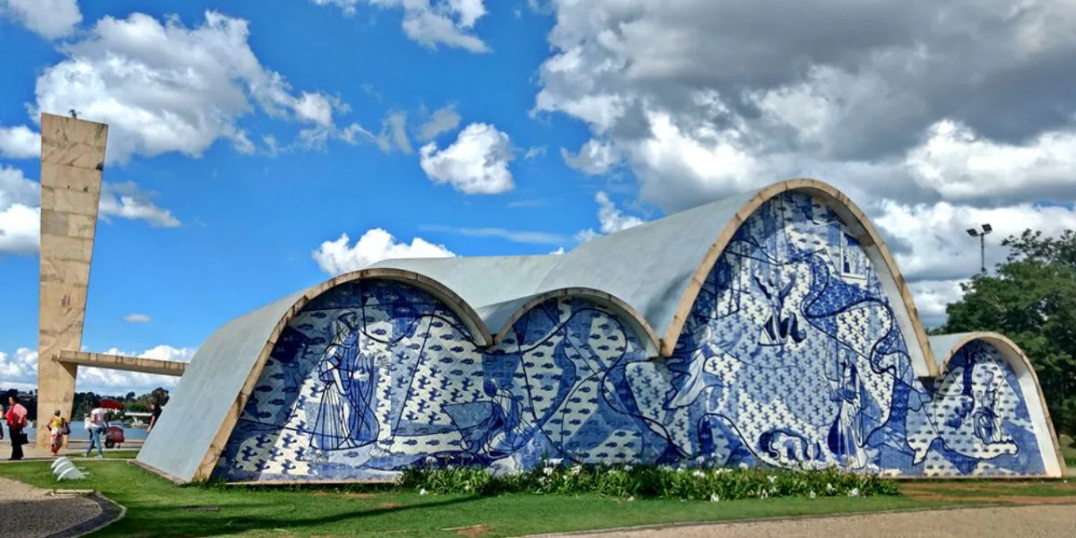 Igrejinha da Pampulha, em Belo Horizonte, é considerada a primeira grande obra autoral de Oscar Niemeyer. Foto: Reprodução/Mineiros na Estrada