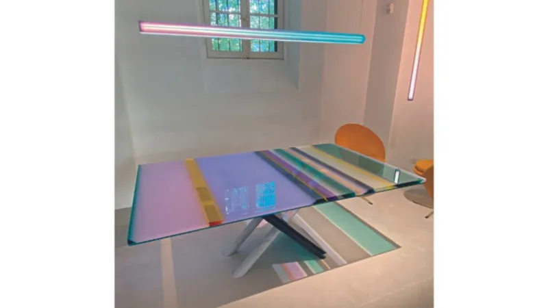 Para a mesa Rainbow, a artista Vasa Mihich recuperou uma base em mármore desenhada por Maurizio Cattelan nos anos 1980 e a compôs com a resina em acrílico em faixas coloridas no tampo. O design foi desenvolvido para a Draga & Aurel.