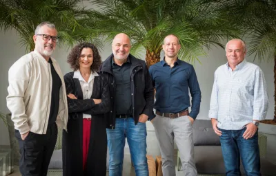 Wair de Paula, consultor de estilo da Saccaro; Daliane Nogueira, editora-chefe de HAUS; os arquitetos Jayme Bernardo e Glei Tomazzi, da Dieedro, e Fernando Kersting, empresário da Saccaro Curitiba, mostraram em primeira mão as peças da nova coleção da Dieedro para Saccaro. Fotos: Letícia Akemi/Gazeta do Povo