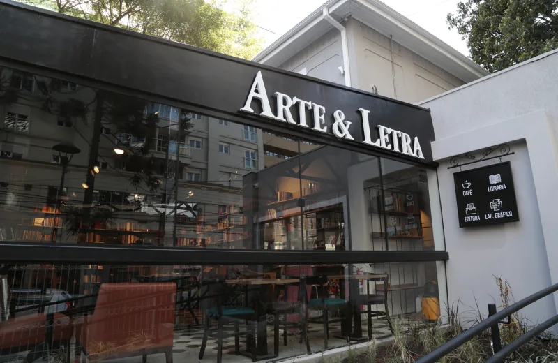 "Vitrine" de livros revela, desde a fachada, onde é o coração da casa.