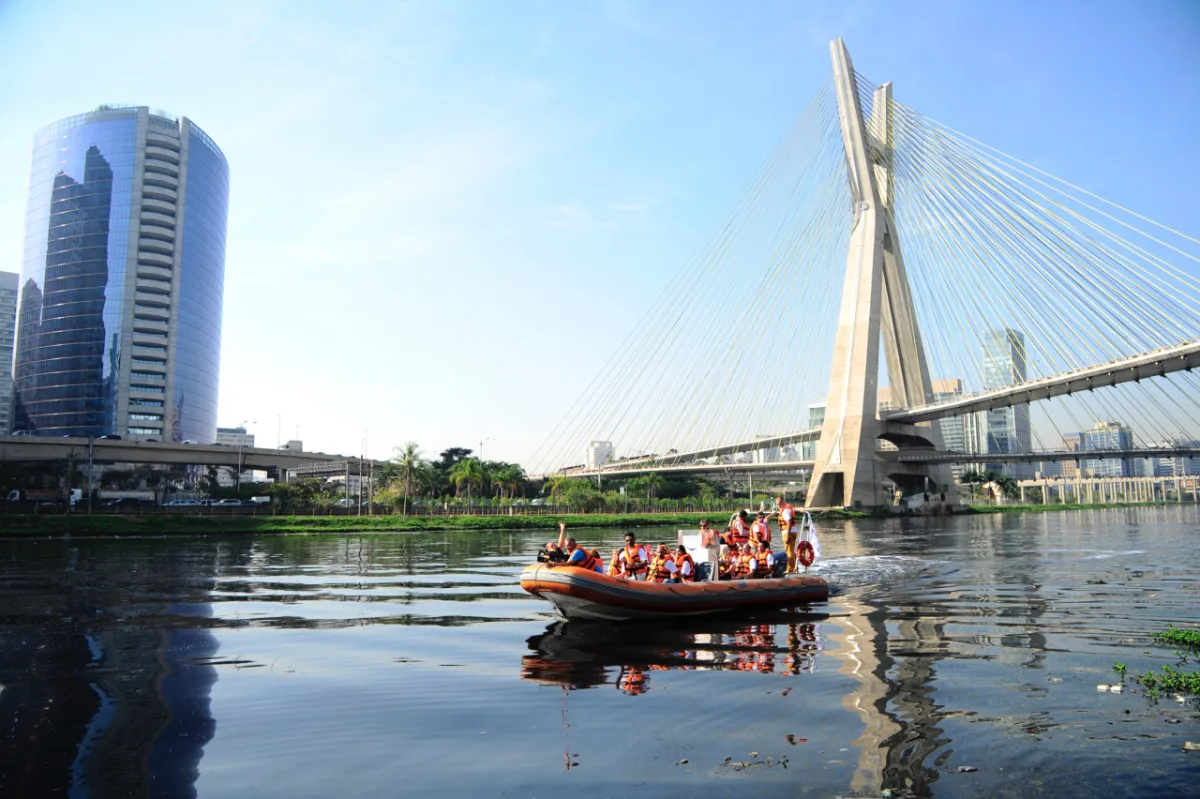 Projeto "Por uma Cidade Navegável" leva paulistanos a passear pelo rio Pinheiros pela primeira vez. Foto: Rogério Pallatta/Take Boom/Divulgação