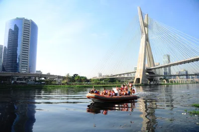 Projeto "Por uma Cidade Navegável" leva paulistanos a passear pelo rio Pinheiros pela primeira vez. Foto: Rogério Pallatta/Take Boom/Divulgação