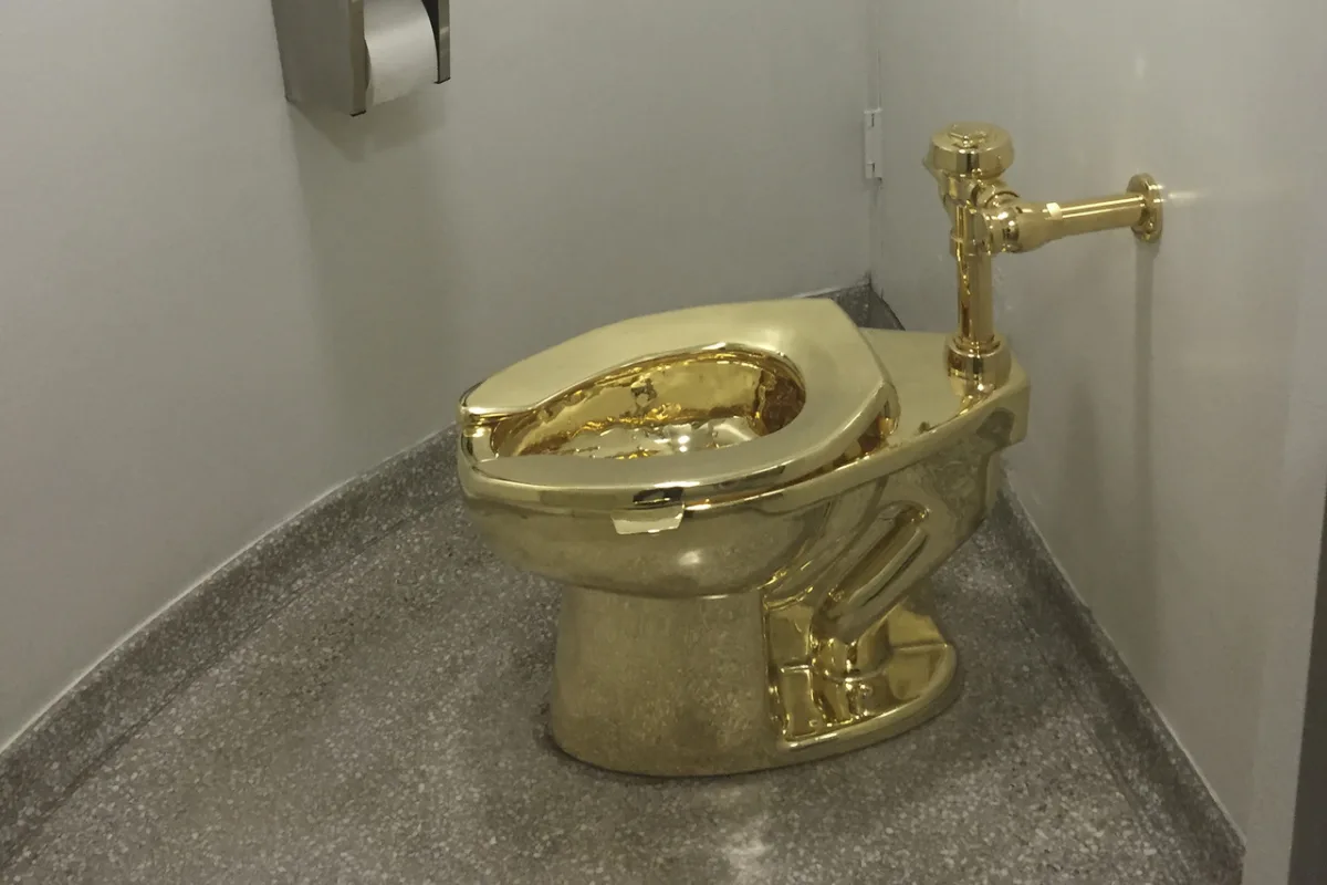 Obra America, do italiano Maurizio Cattelan foi exposta pela primeira vez em 2016, em Nova York. 
Foto: William Edwards / AFP