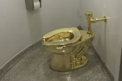 Obra America, do italiano Maurizio Cattelan foi exposta pela primeira vez em 2016, em Nova York. 
Foto: William Edwards / AFP