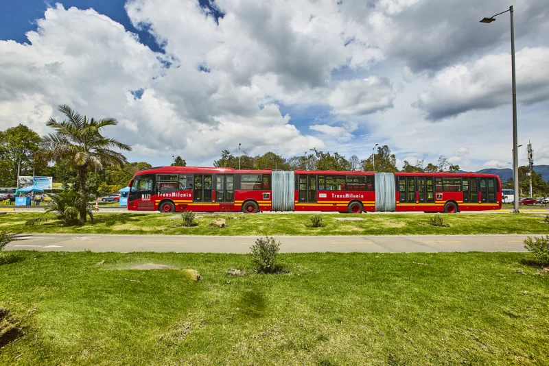Volvo B171: os novos
biarticulados da Volvo,
em Bogotá, contam com
tecnologia Euro 5. Renovação é componente
importante para diminuição da emissão de gases poluentes. Foto: divulgação