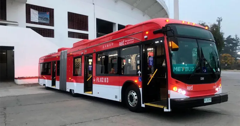Um dos ônibus elétricos articulados de Santiago: o veículo da marca BYD tem capacidade para 104 passageiros. A cidade é hoje referência na América Latina em frotas sustentáveis. Crédito: Ministério do Transporte e Comunicações do Chile.