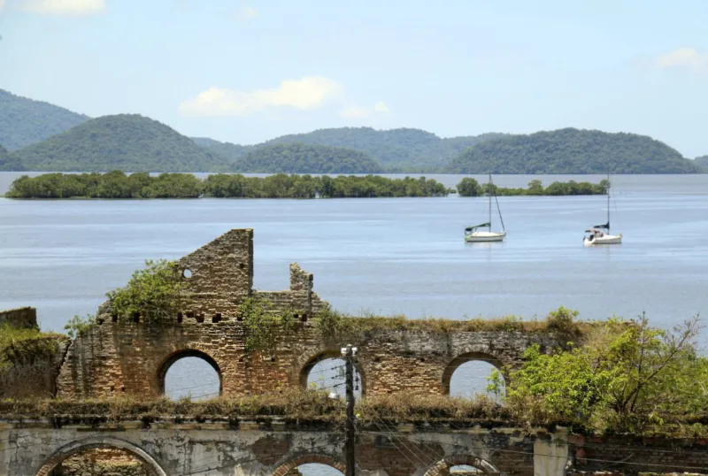 As ruínas do Armazém Macedo atraem turistas em Antonina. Foto: Antonio More / Arquivo / Gazeta do Povo.