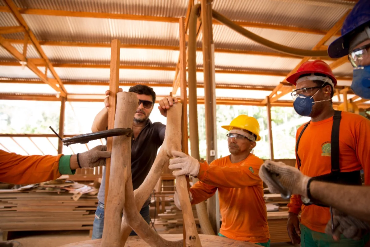 Projeto Design & Madeira Sustentável levou designers à floresta amazônica para trabalharem juntos em peças exclusivas. Foto: Divulgação/BV Rio