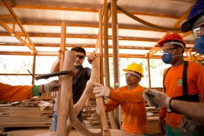 Projeto Design & Madeira Sustentável levou designers à floresta amazônica para trabalharem juntos em peças exclusivas. Foto: Divulgação/BV Rio