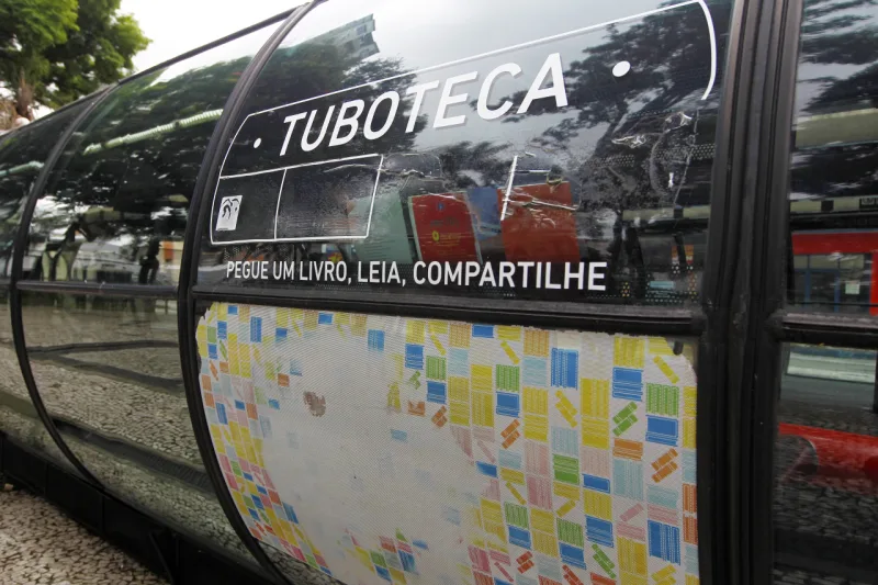 Uma biblioteca na estrutura de uma estação-tubo é exemplo de design de serviço de sucesso. Foto: Antônio More/ Arquivo / Gazeta do Povo