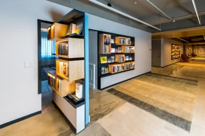 Uma parede pivotante com estante e livros esconde uma sala secreta no escritório da Macmillan Publishers, em Nova York. Foto: Jeenah Moon/The New York Times