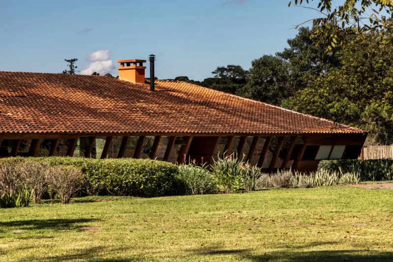 Sem calhas: a casa não utilizou nenhum serviço de funileiro e seu formato garante que a água da chuva escoe naturalmente para o canteiro lateral. Foto: Eduardo Macarios / Divulgação