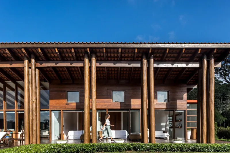 Casa tem três suítes, área integrada com cozinha, sala de estar e jantar, sala de jogos, área de varanda, churrasqueira e piscina. Foto: Eduardo Macarios / Divulgação