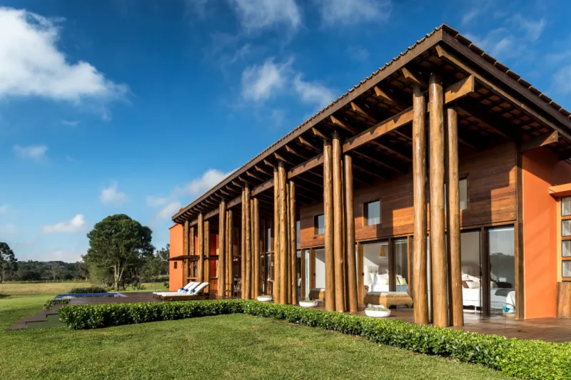 De inspiração modernista, projeto utiliza módulos de madeira com formato assimétrico para dar sustentação à casa. Foto: Eduardo Macarios / Divulgação 