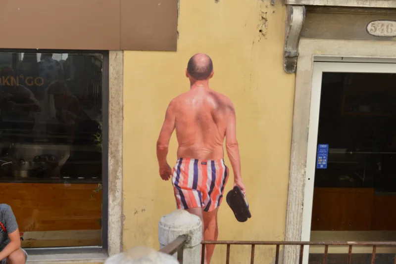 Fotógrafo paranaense fez três intervenções com lambe-lambes em Veneza e foi apelidado de 'novo Banksy'. Fotos: Estevan Reder/Divulgação