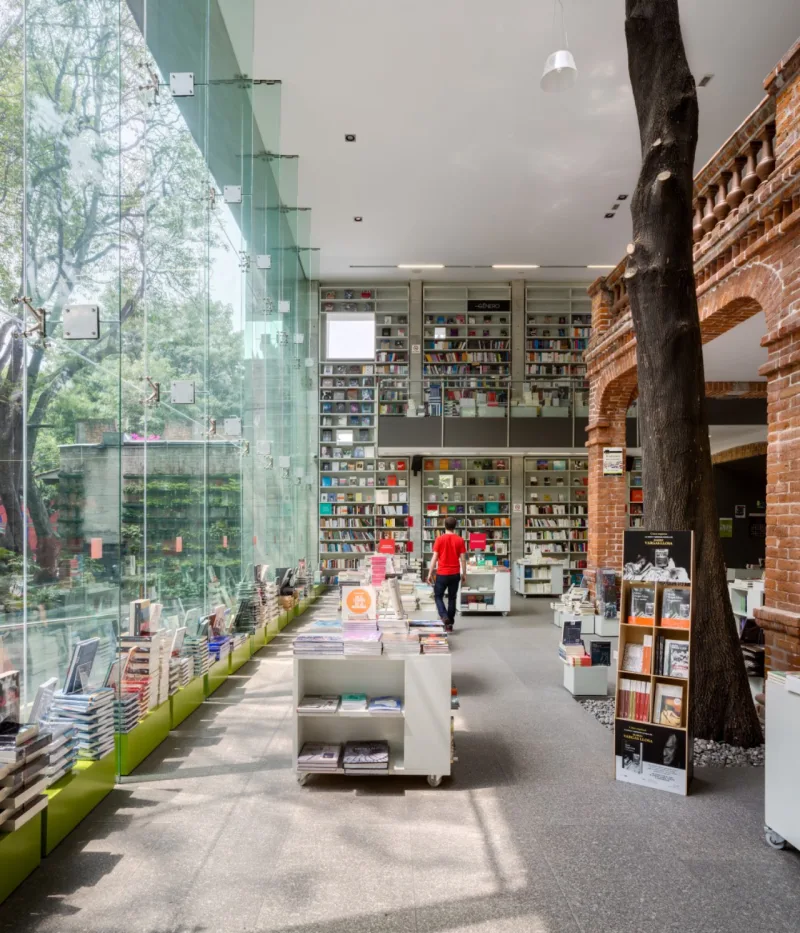 O Centro Cultural Elena Garro, na Cidade do México, requalificou um casarão histórico. Uma casca-moldura transparente que leva os livros até a rua. Foto: Rafael Gamo/ Divulgaão