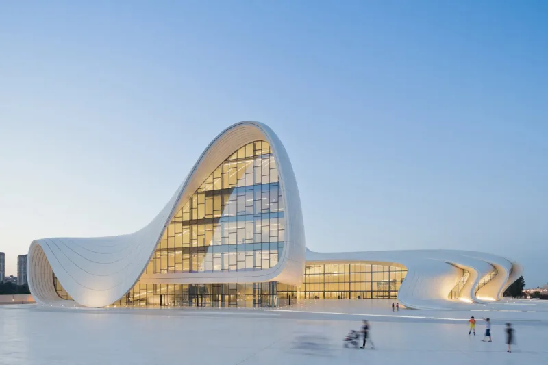 O Centro Heydar Aliyev e o Complexo Galaxy SOHO têm uma linguagem contemporânea, mas que apontam para métodos e formas do futuro. Foto: Iwan Baan/Zaha Hadid Architects