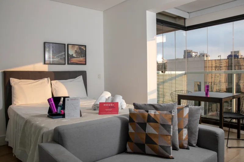 A Housi tem como proposta oferecer “casas on demand”, com a premissa de que hoje é possível morar onde quiser, por quanto tempo quiser e com uma série de serviços e facilidades, como um hotel. Fotos: Housi/Divulgação