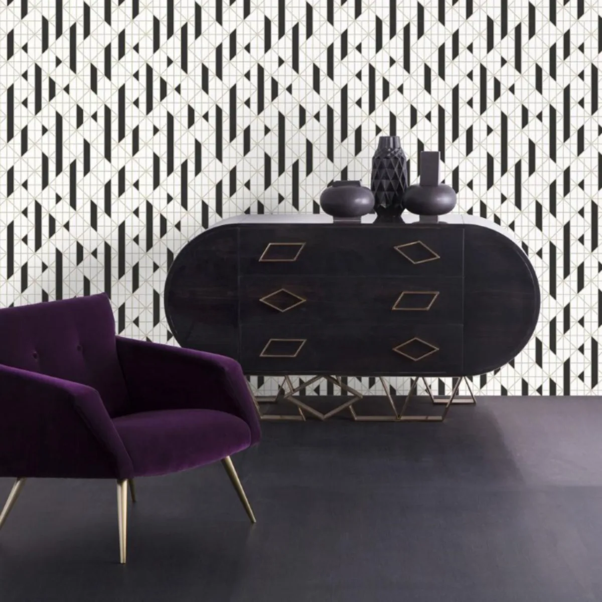 Papel de parede assinado pela britânica e sul-africana Kelly Hoppen, celebrada como uma das designers de interiores mais importantes do Reino Unido, com grafismo P&B e linhas metálicas. O rolo de 10 metros por 53 centímetros sai por R$ 480 na Sonia Holtz Decor. Foto: Divulgação