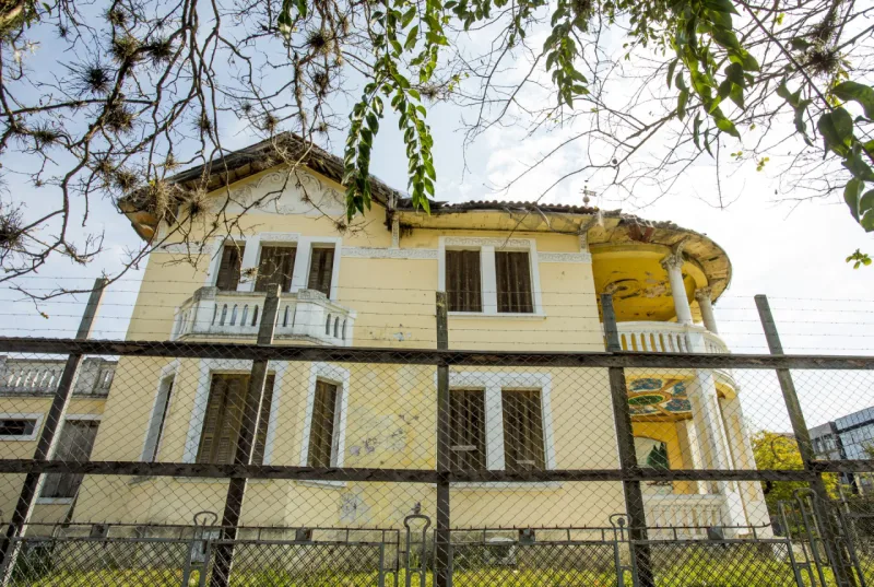 Villa Campo Largo chama a atenção nos arredores da Praça Ouvidor Pardinho. Foto: Hugo Harada/Arquivo/Gazeta do Povo