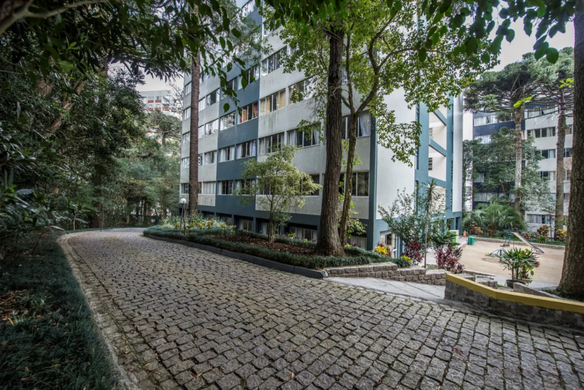 Construído no final da década de 1960, o Parque Residencial Pinheiros trouxe um novo conceito de moradia, com espaços de convivência compartilhados. Foto: Letícia Akemi/ Gazeta do Povo