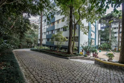 Construído no final da década de 1960, o Parque Residencial Pinheiros trouxe um novo conceito de moradia, com espaços de convivência compartilhados. Foto: Letícia Akemi/ Gazeta do Povo