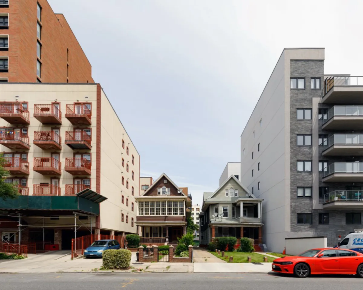 Duas casas espremidas por novos empreendimentos imobiliários na Lenox Road, na região do East Flatbush, no Brooklyn. Foto: Stefano Ukmar/The New York Times