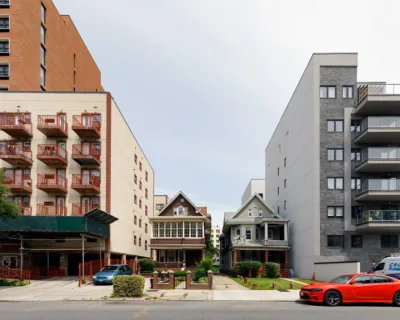 Duas casas espremidas por novos empreendimentos imobiliários na Lenox Road, na região do East Flatbush, no Brooklyn. Foto: Stefano Ukmar/The New York Times