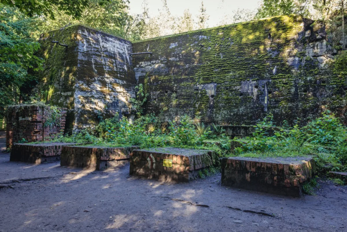 Ruínas do bunker em que Hitler ficou até 1944, antes de se isolar em outro em Berlim, conhecido como Boca do Lobo, em Gierloz, na Polônia. Foto: Bigstock