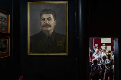 Turistas no Museu Joseph Stalin, em Gori, na Geórgia, terra natal do ditador soviético. Foto: Daro Sulakauri/The New York Times