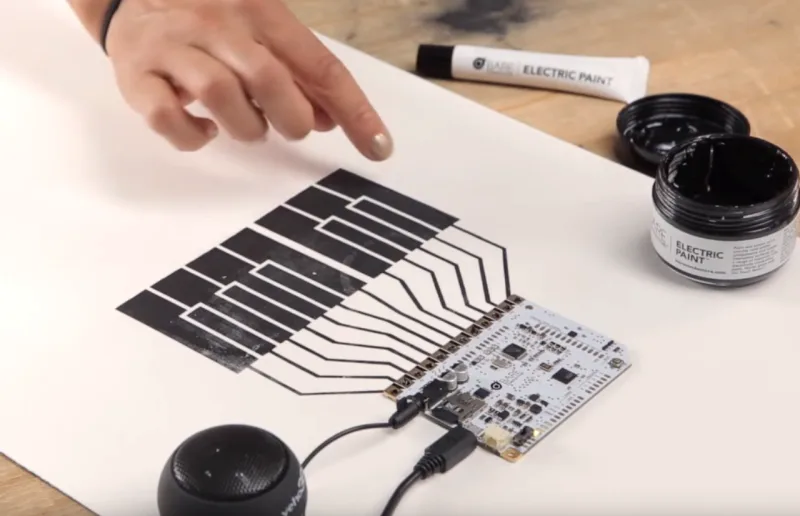 Nesta aplicação, tinta simula as notas musicais, que são emitidas pelo computador. Foto: divulgação/Bare Conductive
