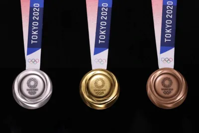 Com 8,5 cm de diâmetro, a parte da frente mostra os anéis olímpicos e o logotipo da Tóquio-2020. A parte de trás apresenta Nike, a deusa grega da vitória, no estádio Panathinaiko, em Atenas. Foto: Olimpíadas de Tóquio de 2020/AFP