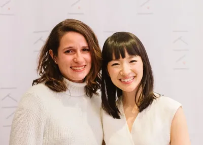 A paulistana Carol Ferraz, que é a primeira consultora oficial do método Marie Kondo em Curitiba e no Sul do Brasil, com a própria Marie Kondo em Nova York. Foto: Arquivo pessoal/Carol Ferraz