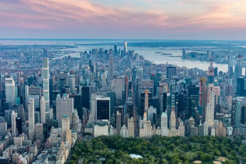 Região que ficou conhecida como Billionaires' Row, onde os apartamentos atingem cifras estratosféricas. Foto: Curbed / Reprodução