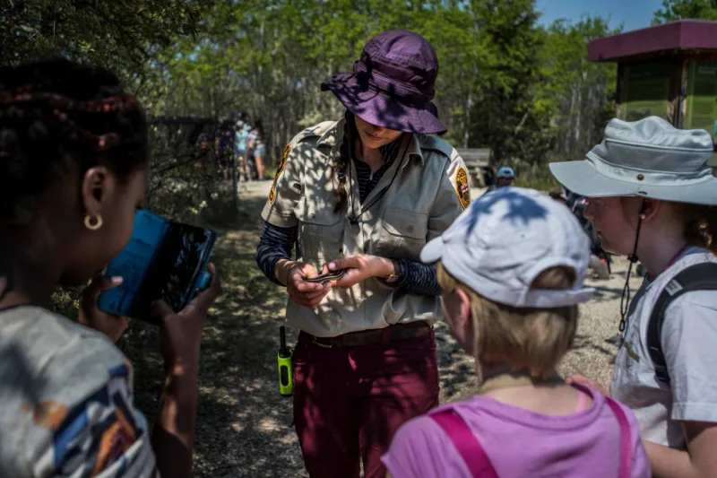 As crianças também entram em contato com as serpentes. Foto: Aaron Vincent Elkaim / The New York Times