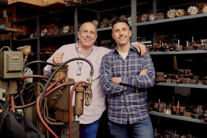 Warren Brand e Adam Brand.
Eles cuidam da M & S Schmalberg, empresa que há 103 anos faz flores artificiais nos EUA. Foto: Vincent Tullo/The New York Times.