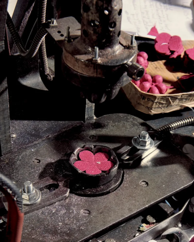 Máquina produz flores de couro na fábrica artesanal de Manhattan.
Foto: Vincent Tullo/The New York Times