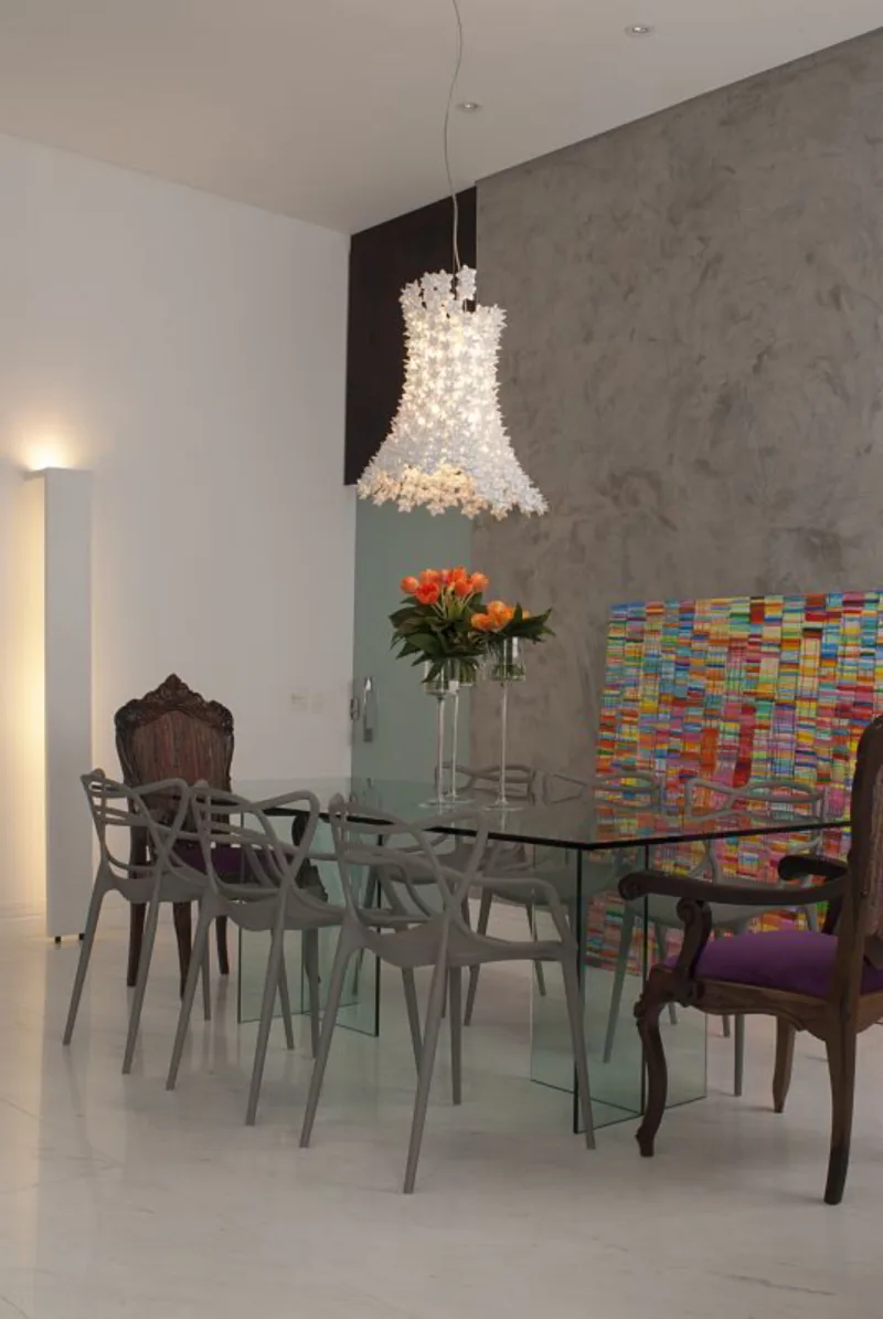 Cadeiras Master, de Phillipe Starck, homenageia grandes mestres do design. Na imagem, ambientadas com cadeiras antigas de acervo do cliente pela arquiteta Leticia Kaniak Kunow. Foto: Neni Glock